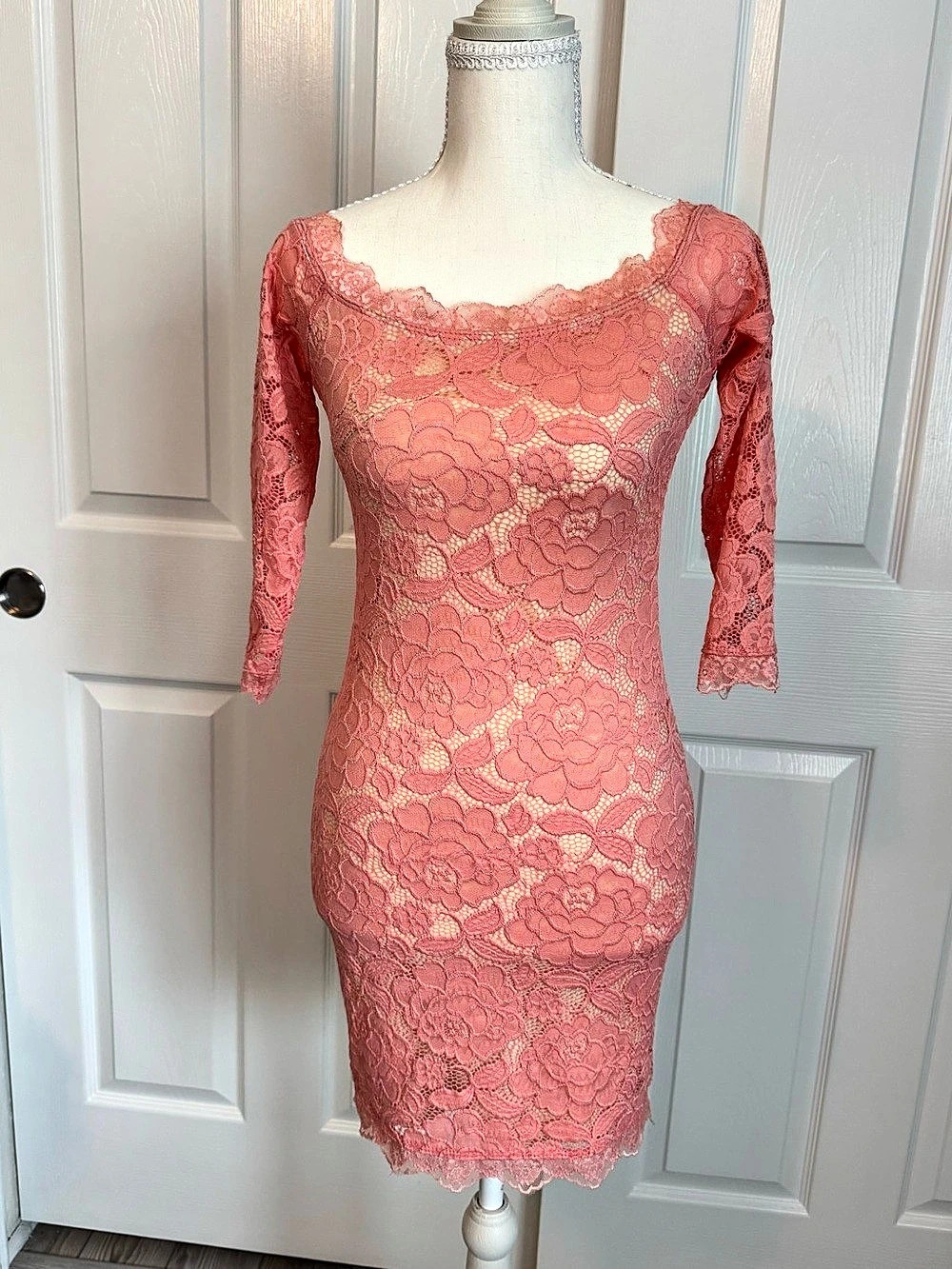 Stretchy Floral Lace Mini Dress in Coral/Peach Juniors size M